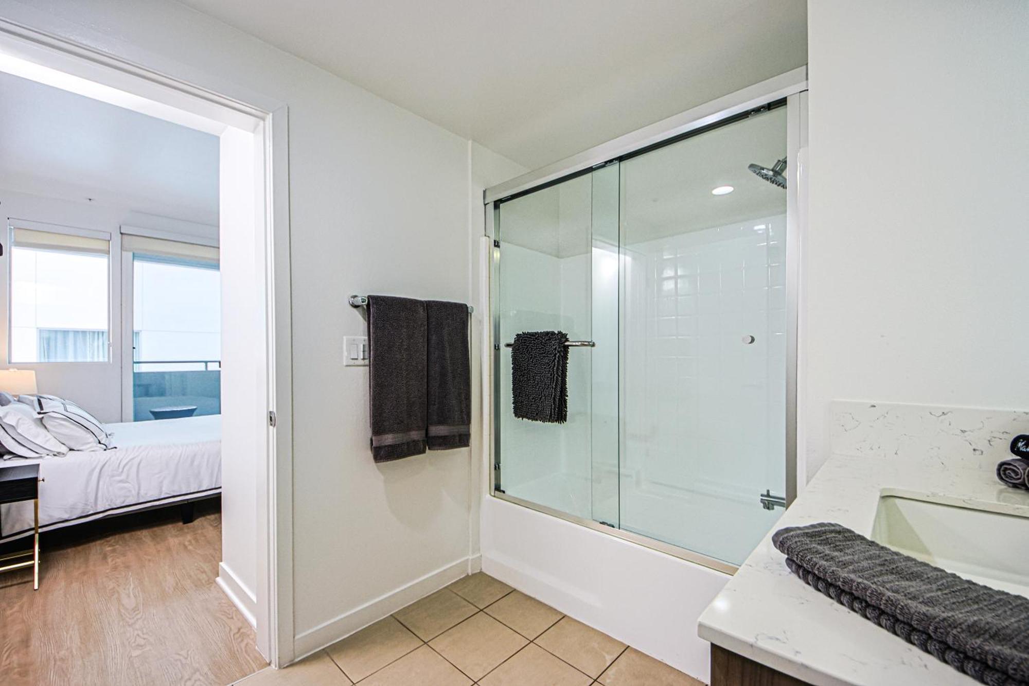 The Carlton- Modern-Luxury 2 Master Suites In Hrt Of Sm Steps To Ocean Ave لوس أنجلوس المظهر الخارجي الصورة