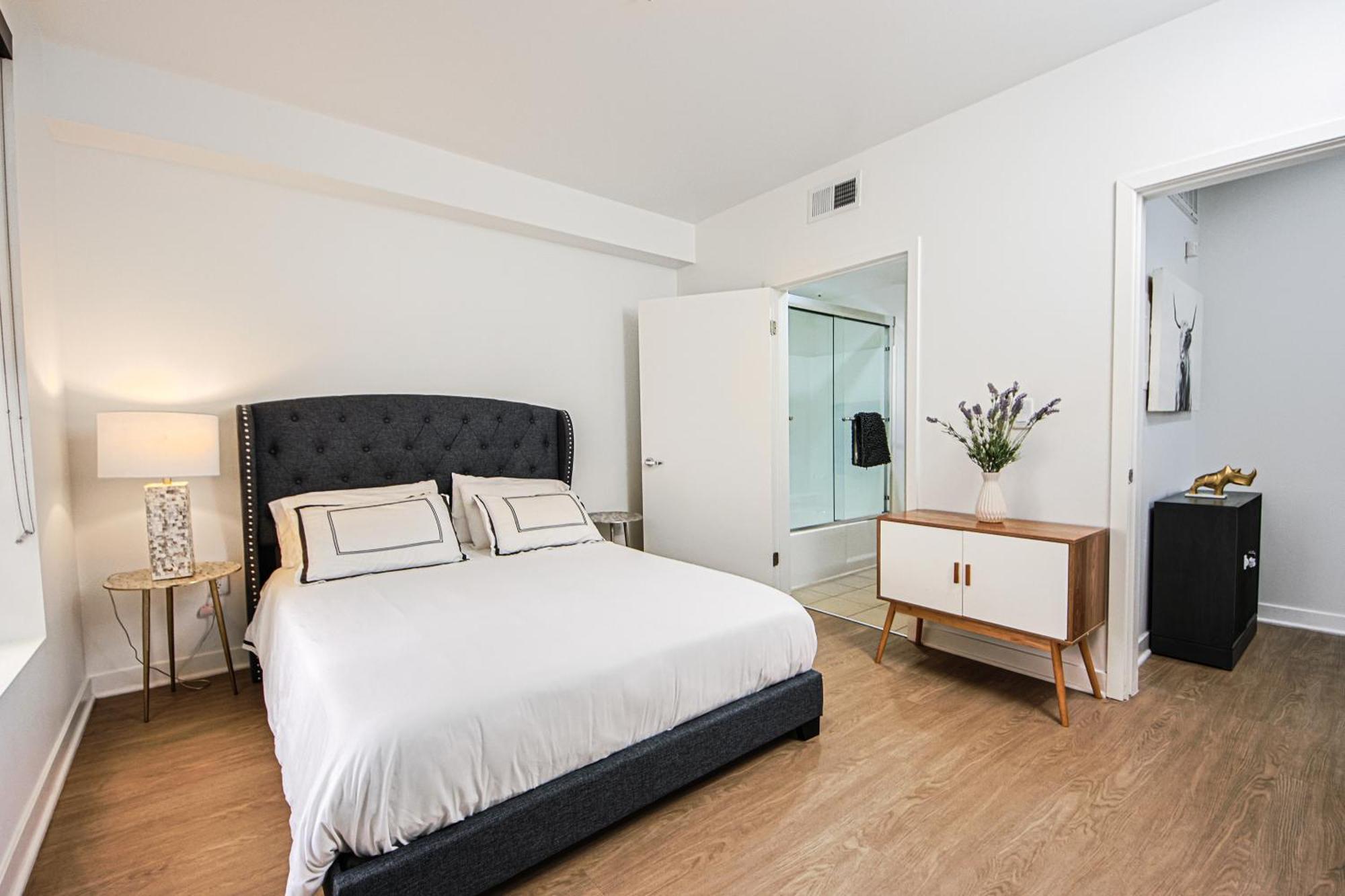 The Carlton- Modern-Luxury 2 Master Suites In Hrt Of Sm Steps To Ocean Ave لوس أنجلوس المظهر الخارجي الصورة