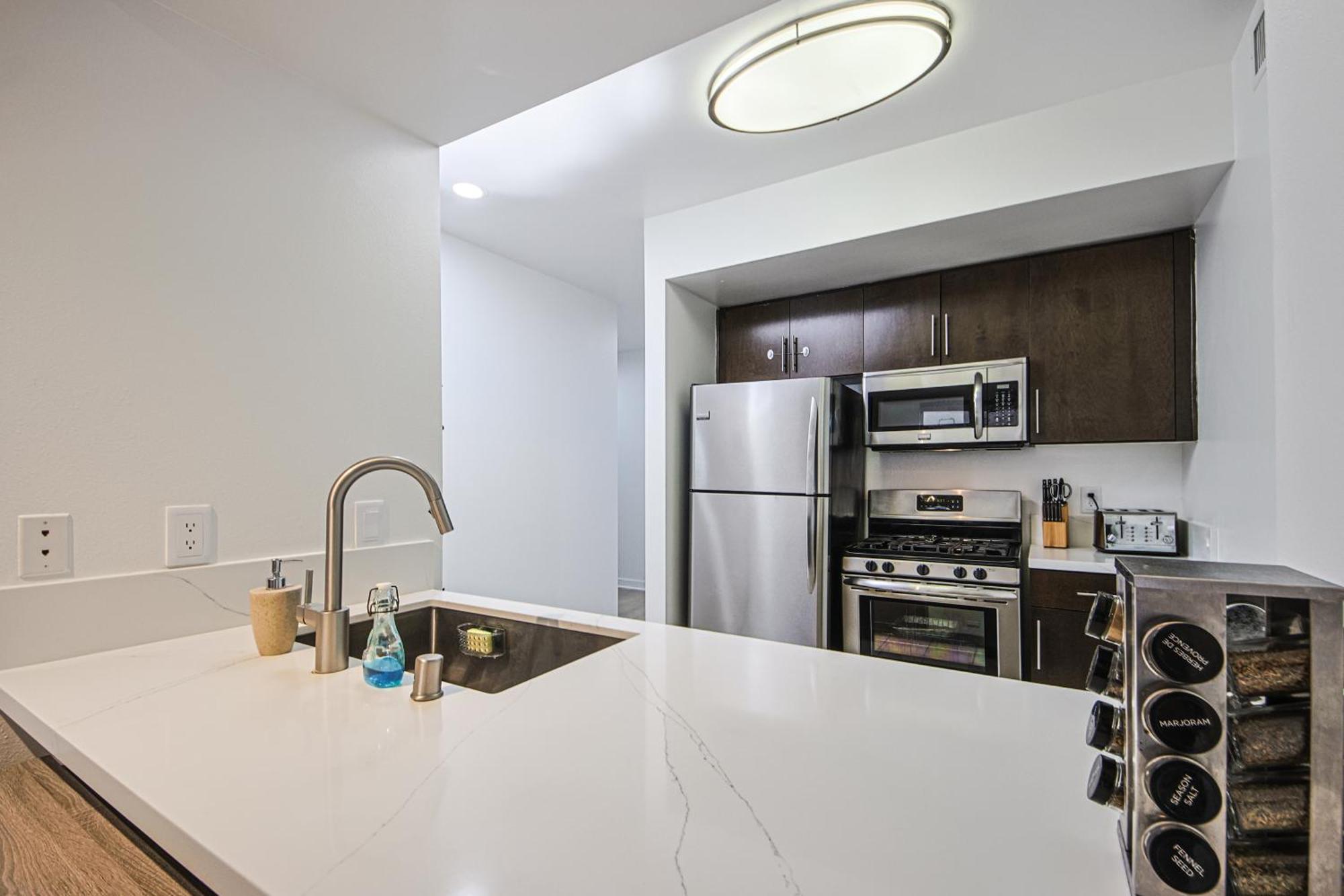 The Carlton- Modern-Luxury 2 Master Suites In Hrt Of Sm Steps To Ocean Ave لوس أنجلوس المظهر الخارجي الصورة
