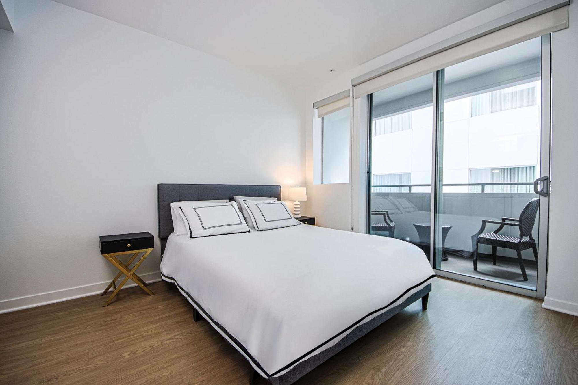 The Carlton- Modern-Luxury 2 Master Suites In Hrt Of Sm Steps To Ocean Ave لوس أنجلوس المظهر الخارجي الصورة